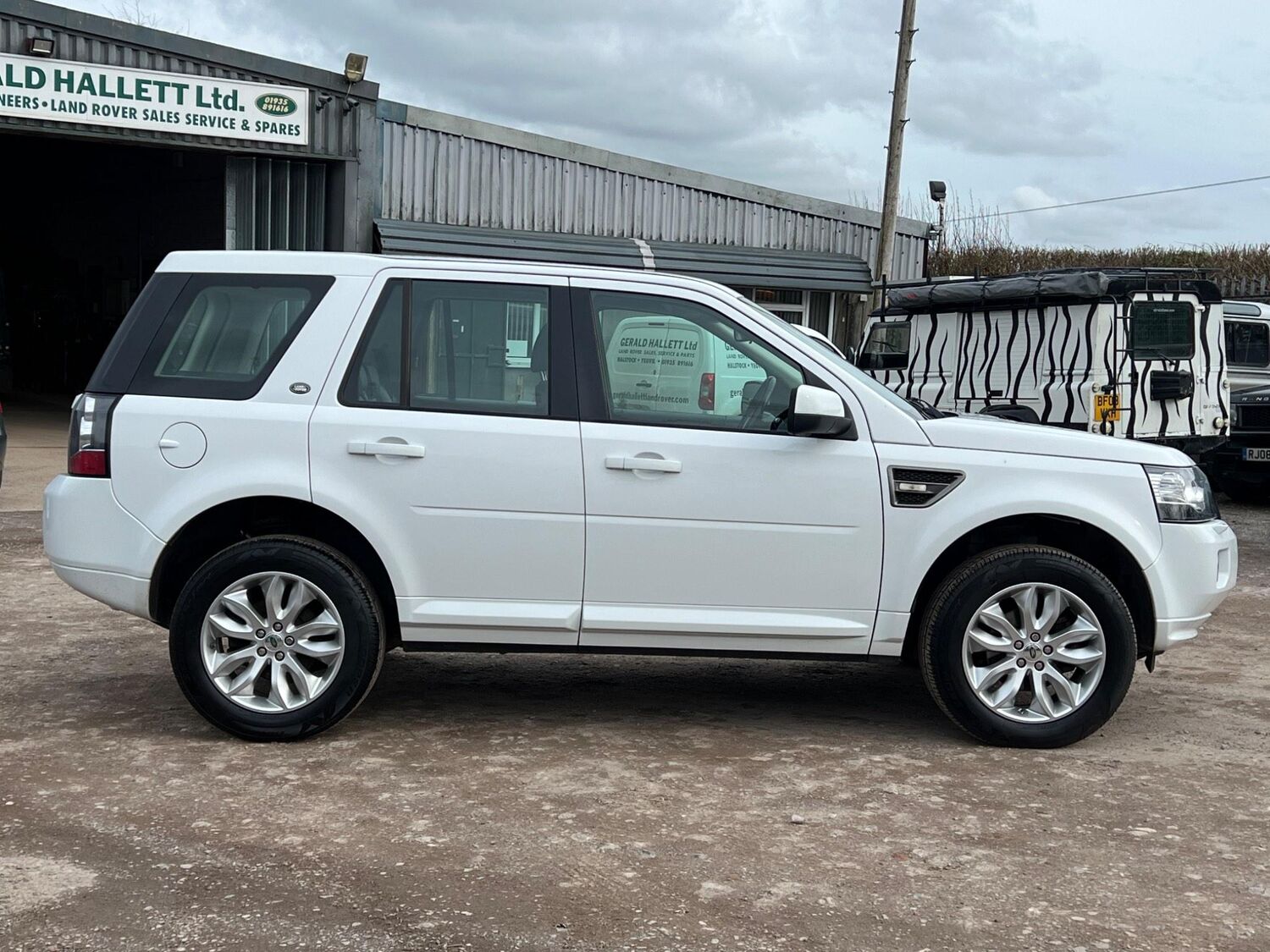 Used LAND ROVER FREELANDER 2 2014 White in Yeovil, Somerset Gerald